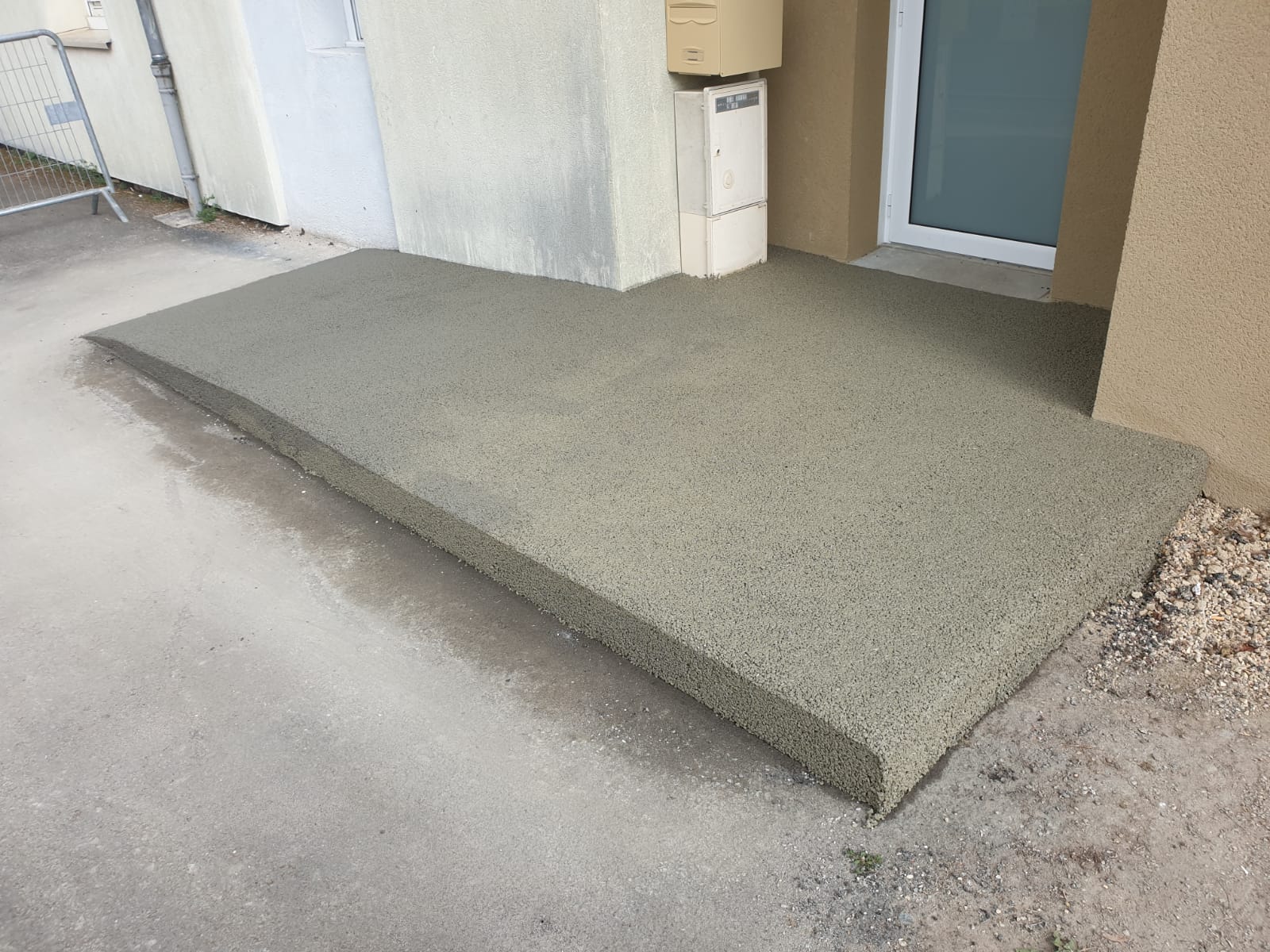 Rampe PMR en béton poreux