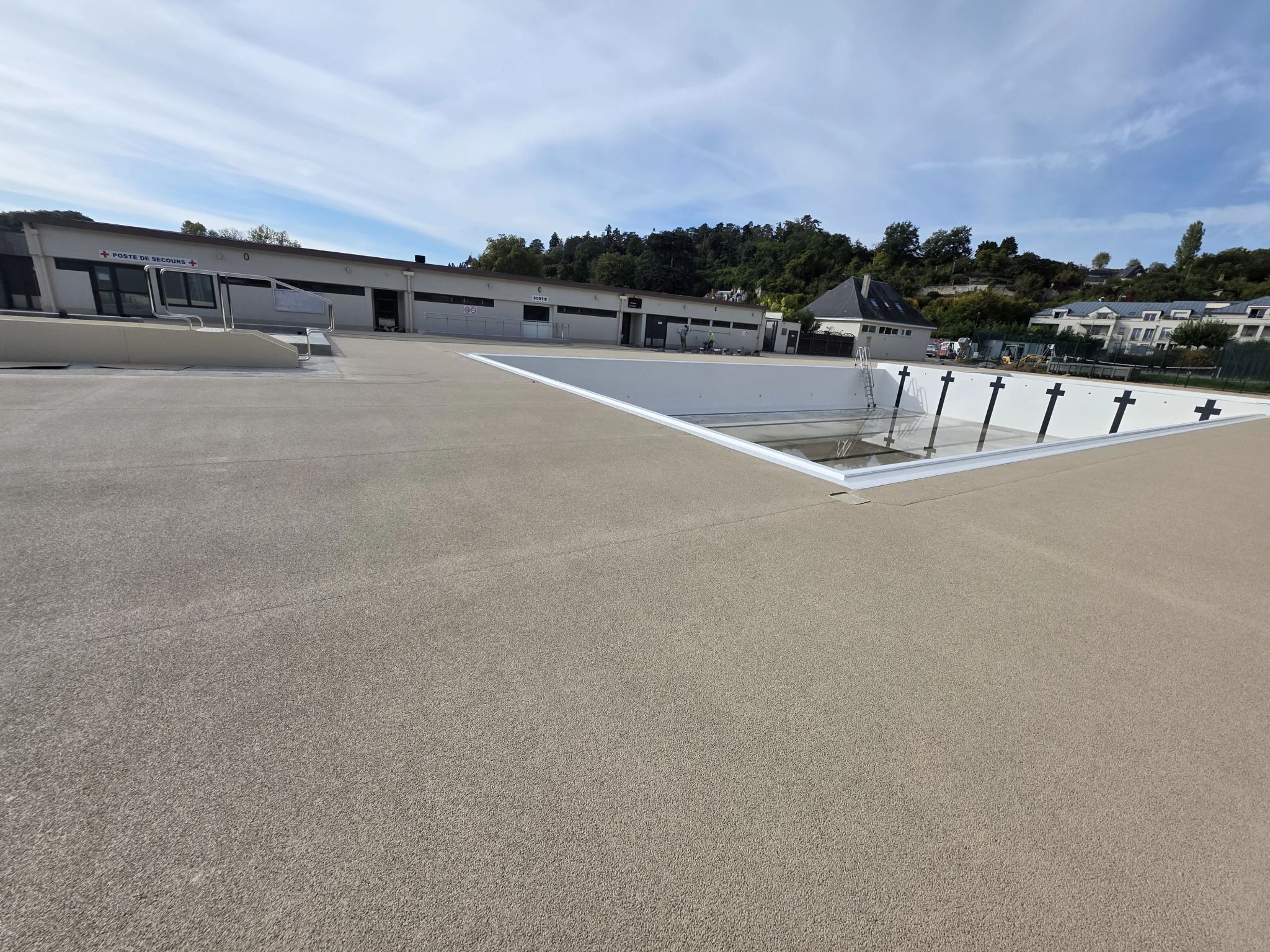 plage de piscine en béton drainant